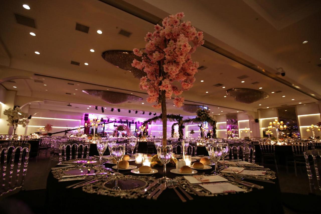 아나돌루 호텔 다운타운 앙카라 외부 사진 The interior of the ballroom at The Dorchester